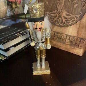 BR-6 in. Tall Wooded Nutcracker Glitter Gold